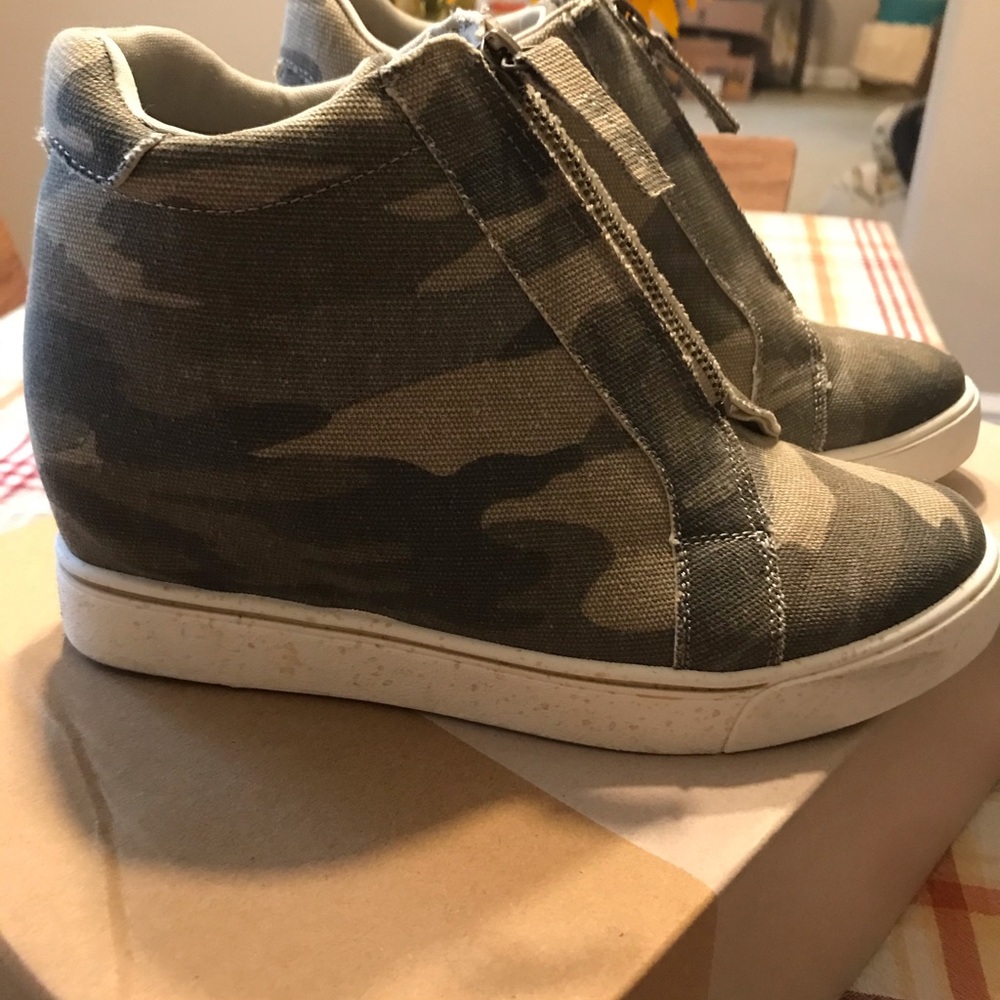 Wedge sneakers